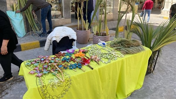 بائعو السعف يفترشون محيط الكنيسة المرقسية بالإسكندرية احتفالا بأحد السعف