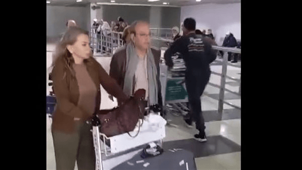 خائفًا شاردًا يترقب، لحظة وصول دريد لحام لمطار دمشق الدولي بعد هروبه (فيديو)