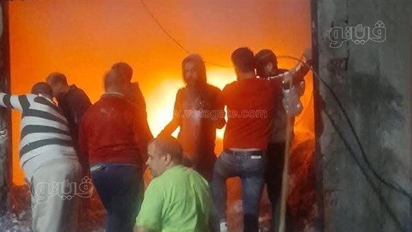 اللقطات الأولى لحريق مصنع المراتب بالمحلة ومصرع طفلين شقيقين وإصابة 7 آخرين (فيديو)