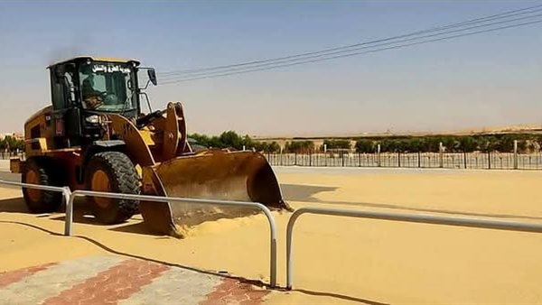 رفع الرمال من طرق واحة الخارجة حفاظًا على سلامة المواطنين
