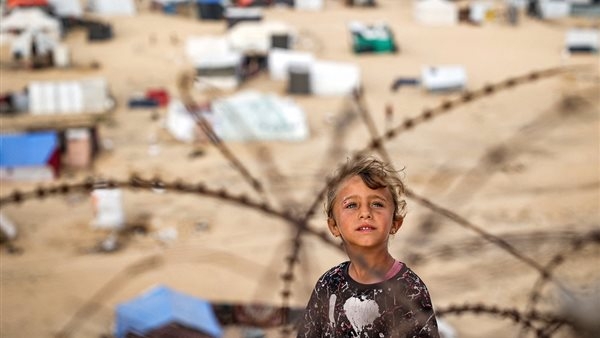 استشهاد 23 فلسطينيًا بينهم 12 طفلًا في خيام للنازحين بغارات جيش الاحتلال