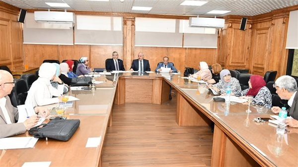 رئيس جامعة قناة السويس يعقد اجتماعا لمتابعة تنفيذ الخطة الاستراتيجية (صور)