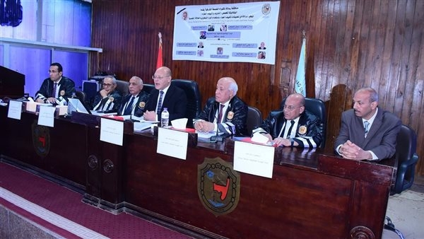 الأب ينهمر بالبكاء، جامعة سوهاج تمنح الدكتوراه لباحث في الطاقة الشمسية بعد وفاته (صور)