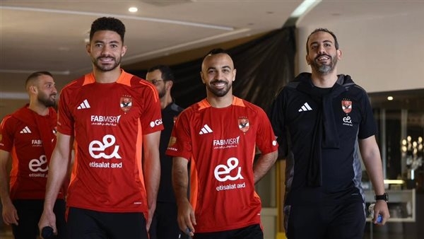 بعثة الأهلي تتحرك إلى ملعب لوفتوس لمواجهة صن داونز (فيديو)