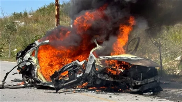 لحظة استهداف غارة إسرائيلية لسيارة جنوبي لبنان واستشهاد مواطن (فيديو)