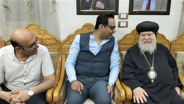 وكيل صحة سوهاج يزور عددا من الكنائس لتقديم التهنئة بعيد القيامة المجيد (صور)