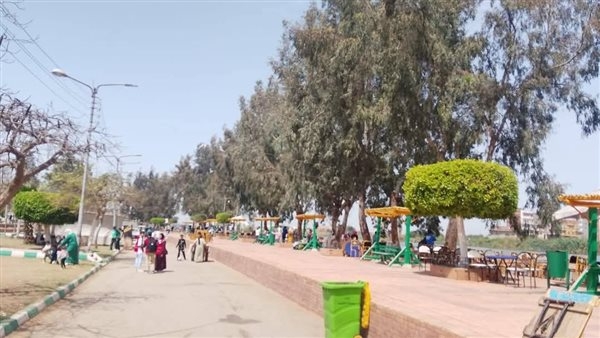 توافد المواطنين على حدائق المنصورة للاحتفال بشم النسيم (صور)