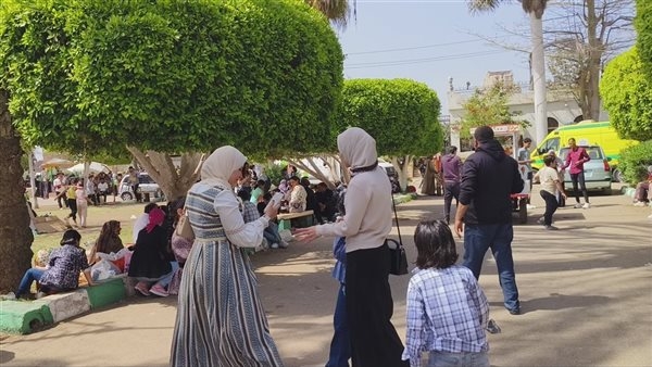 "فارشين على الأرض وبياكلوا الفسيخ"، احتفالات رواد حديقة شجرة الدر بالمنصورة بشم النسيم (فيديو وصور)
