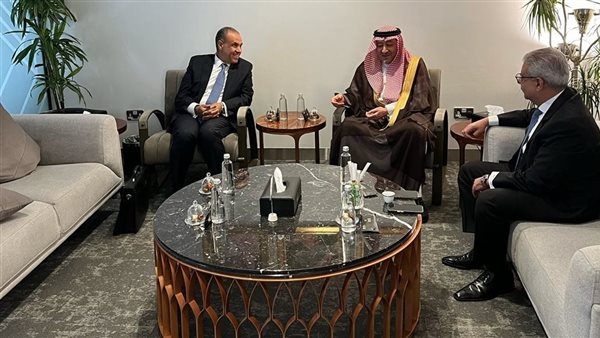 وزير الخارجية يصل السعودية لتعزيز العلاقات الثنائية ومناقشة القضايا الإقليمية