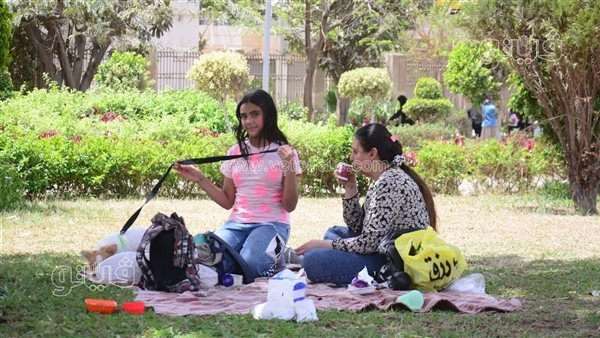 احتفالات الأسر المصرية بشم النسيم داخل حديقة "الست خضراء" بحلوان (صور)