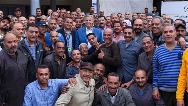 محافظ الإسكندرية لعمال هيئة النقل العام: تحسين مستوى الخدمة لن يتم إلا بجهودكم