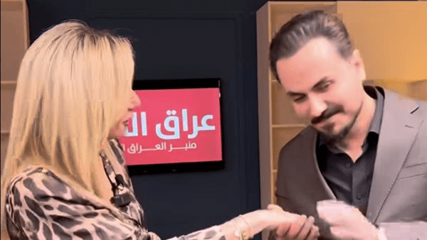 نزار الفارس يقبل يد ريم البارودي أثناء تصوير برنامج العراق الحدث (فيديو)