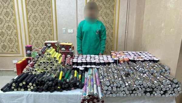 ضبط عامل بالدقهلية لترويجه الألعاب النارية عبر مواقع التواصل