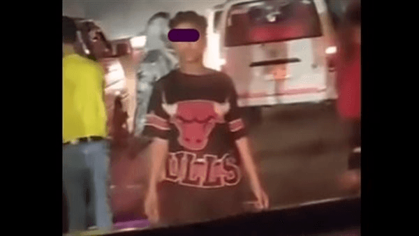خطف الموبايل وجري، النشطاء يرصدون لص الهواتف المحمولة بالجيزة ويطالبون بمعاقبته (فيديو)