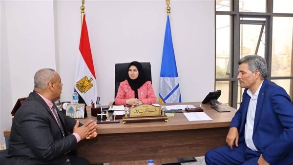 نائب محافظ دمياط تبحث مع قيادات البريد تطوير الخدمات وتحقيق الشمول المالي