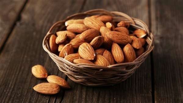 فوائد اللوز للنساء، استخدميه لجمال بشرتك وشعرك