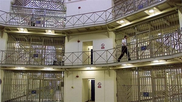 قبلة ساخنة كشفتها، كاميرا مراقبة تكشف علاقة شرطية بتاجر مخدرات بسجن مانشستر (صورة)