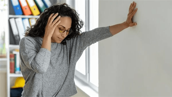 ما أسباب الإصابة بالصداع الوضعي وما طرق العلاج ؟