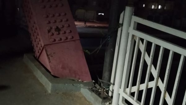 حي المنتزة بالاسكندرية يعيد تركيب حديد بديل عن المسروق من كوبري العوائد (صور)