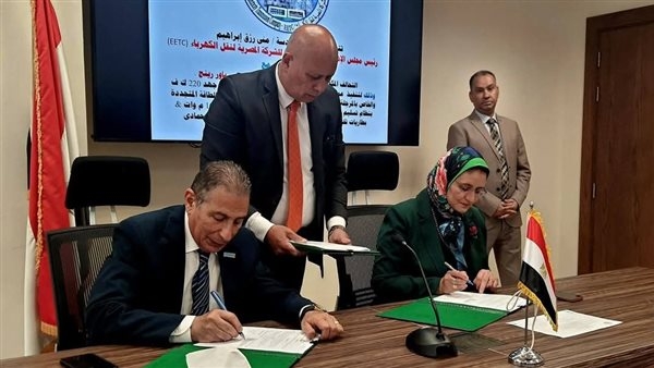 الكهرباء توقع عقدا لتنفيذ خطوط ربط محطة سكاتك الشمسية بنجع حمادي
