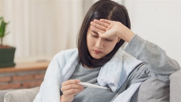 منها ارتفاع درجة الحرارة والألم، الأعراض الرئيسية لحمى النفاس
