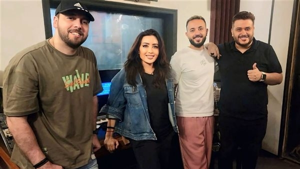 لطيفة في الاستديو لتسجيل أغنية من ألبومها الجديد بتوقيع محمود عليمً