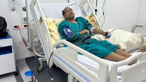 وفد النقابة العامة يزور طبيب الأقصر ضحية الطعن.. ويؤكد: حالته مستقرة