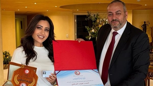 نقيب الموسيقيين التونسي يكرم المطربة لطيفة خلال زيارته القاهرة