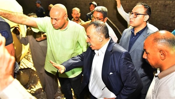 محافظ أسيوط يتفقد موقع المنزل المنهار ويشدد على مواصلة البحث عن الطفلة (فيديو وصور)