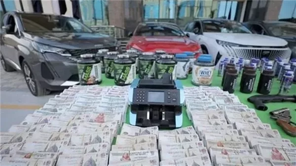 حريق يقود إلى الكشف عن معمل سري لتصنيع "الآيس" داخل فيلا بـ6 أكتوبر، القبض على عناصر تشكيل دولي لتصنيع وتهريب السموم، العصابة كانت تُعد لشحنة جديدة لتهريبها إلى خارج البلاد