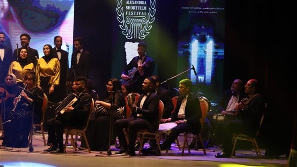ميدلي من أغاني الفولكلور في حفل ختام مهرجان الإسكندرية للفيلم القصير