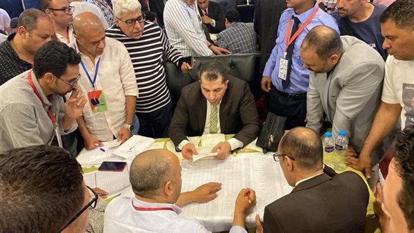 احتفال أنصار أيمن عبد المجيد ومحمد السيد بعد ظهور مؤشرات أولية بتقدمهم بعضوية الصحفيين