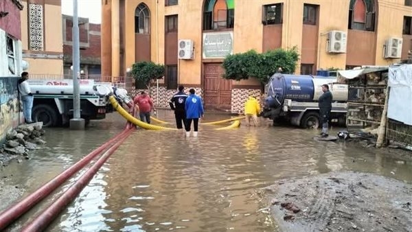 سحب تراكمات الأمطار من شوارع دمياط ورفع درجة الاستعداد لمواجهة تقلبات الجو