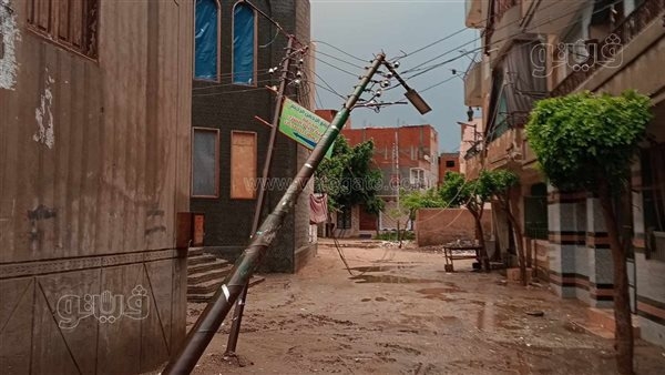 سقوط عمودان إنارة بقرية بالمنوفية بسبب الطقس السيئ