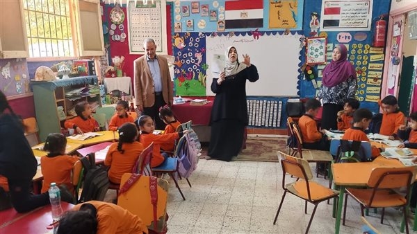 وكيل التعليم بأسيوط يتابع انتظام الدراسة وتدريب التغذية السليمة بالمدارس (صور)