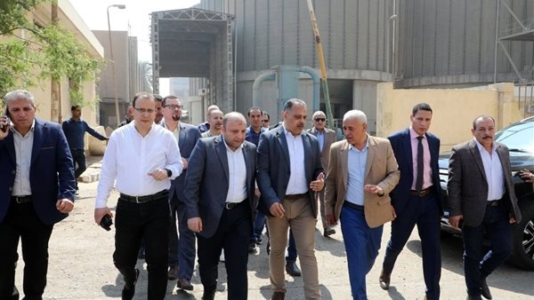 محافظ الشرقية يتفقد صوامع الغلال في الزقازيق