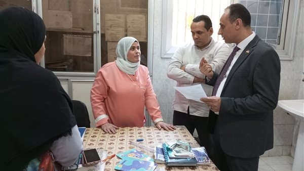 وكيل "صحة الشرقية" يتفقد معمل الرصد البيئي بالعصلوجي لمتابعة جودة الخدمات