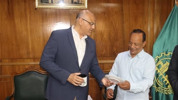 محافظ القليوبية يلتقي مبيض المحارة كرمه الرئيس السيسي