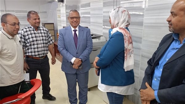 السكرتير العام المساعد بسوهاج يتفقد إجراءات تلقي طلبات التصالح بالمركز التكنولوجي بالكوثر