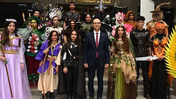 يضم 50 عملا فنيا، جامعة أسيوط تفتتح المعرض السنوي لطلاب الديكور والعمارة (صور)
