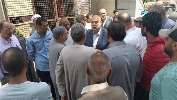 نائب محافظ الجيزة يتابع تنفيذ مشروع الصرف الصحي بقرية المنوات