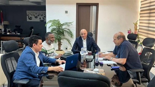 درويش وعلاء نبيل يناقشان مع الكاس إعداد منتخب الناشئين لكأس العالم
