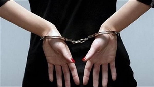 لقيت بيها طلقات نارية وكروت، عاملة خردة تنشل حقيبة قاضي في الشيخ زايد