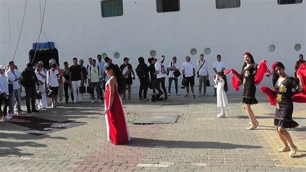 بالرقص الفرعوني، ميناء الإسكندرية يستقبل سفينة سياحية قادمة من بهاما