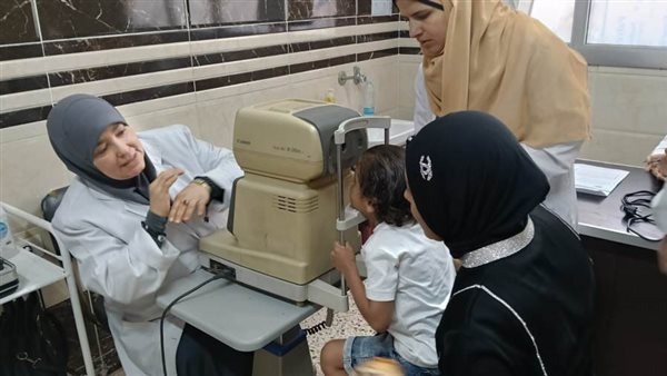 قافلة جامعة بنها توقع الكشف الطبي على 80 حالة بمدرسة المكفوفين