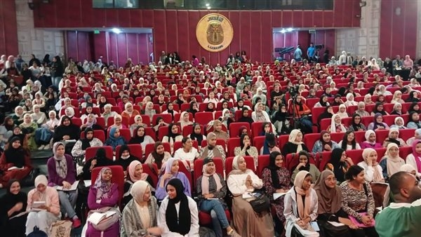 إقبال طلاب الثانوية العامة على محاضرات المراجعة النهائية المجانية في الأقصر (صور)
