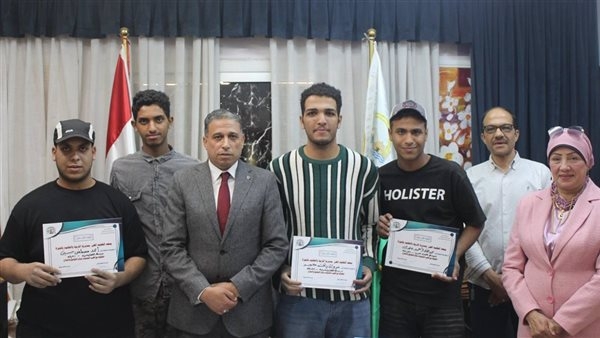 مدير تعليم الجيزة يكرم عددًا من طلاب الدمج المتميزين في التعليم الفني