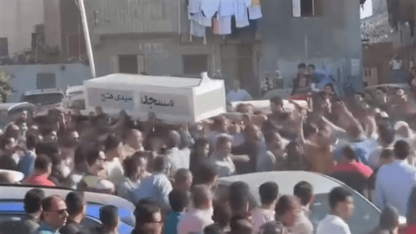 تشييع جثمان طفل قُتل بطلق ناري على يد زملائه بكفر الشيخ (فيديو)
