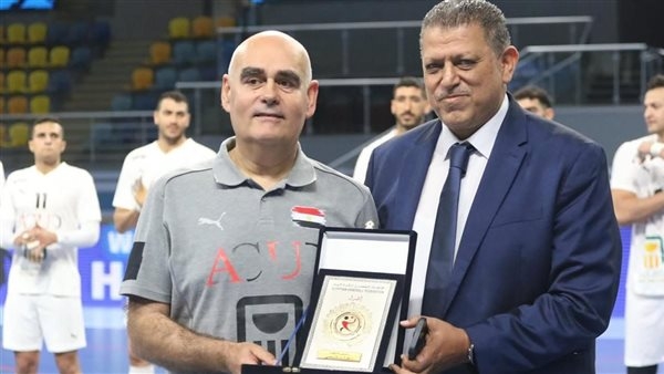 رئيس اتحاد اليد يكرم باستور ويهديه درع الاتحاد