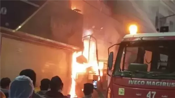 المعمل الجنائي يفحص حريق شركة شهيرة للأثاث بأكتوبر